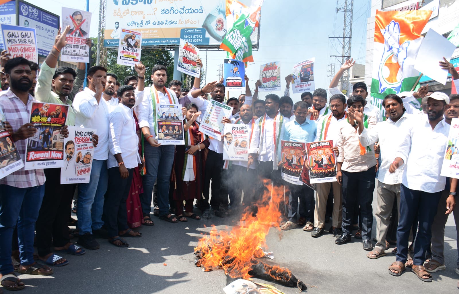 ఎన్నికల ప్రధాన కమిషనర్ రాజీనామా చేయాలి  నల్లగొండలో యువజన కాంగ్రెస్ నిరసన.. జ్ఞానేశ్ కుమార్ దిష్టిబొమ్మ దహనం