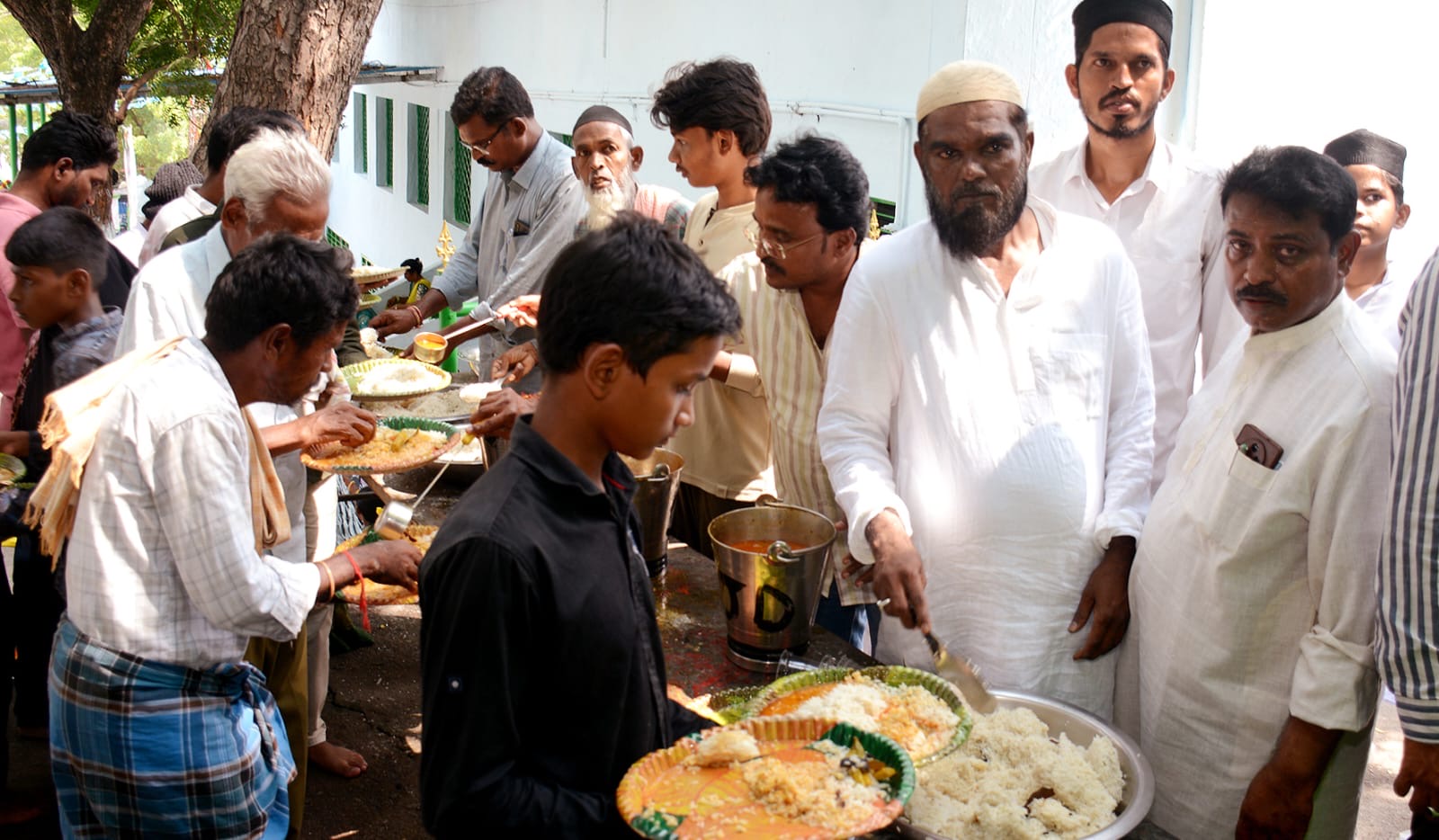ఉర్సు ఉత్సవాల సందర్భంగా ఘనంగా అన్నదానం