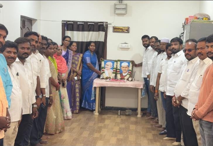 మున్సిపల్ కార్యాలయంలో ఘనంగా గాంధీ, లాల్ బహదూర్ శాస్త్రి జయంతి వేడుకలు