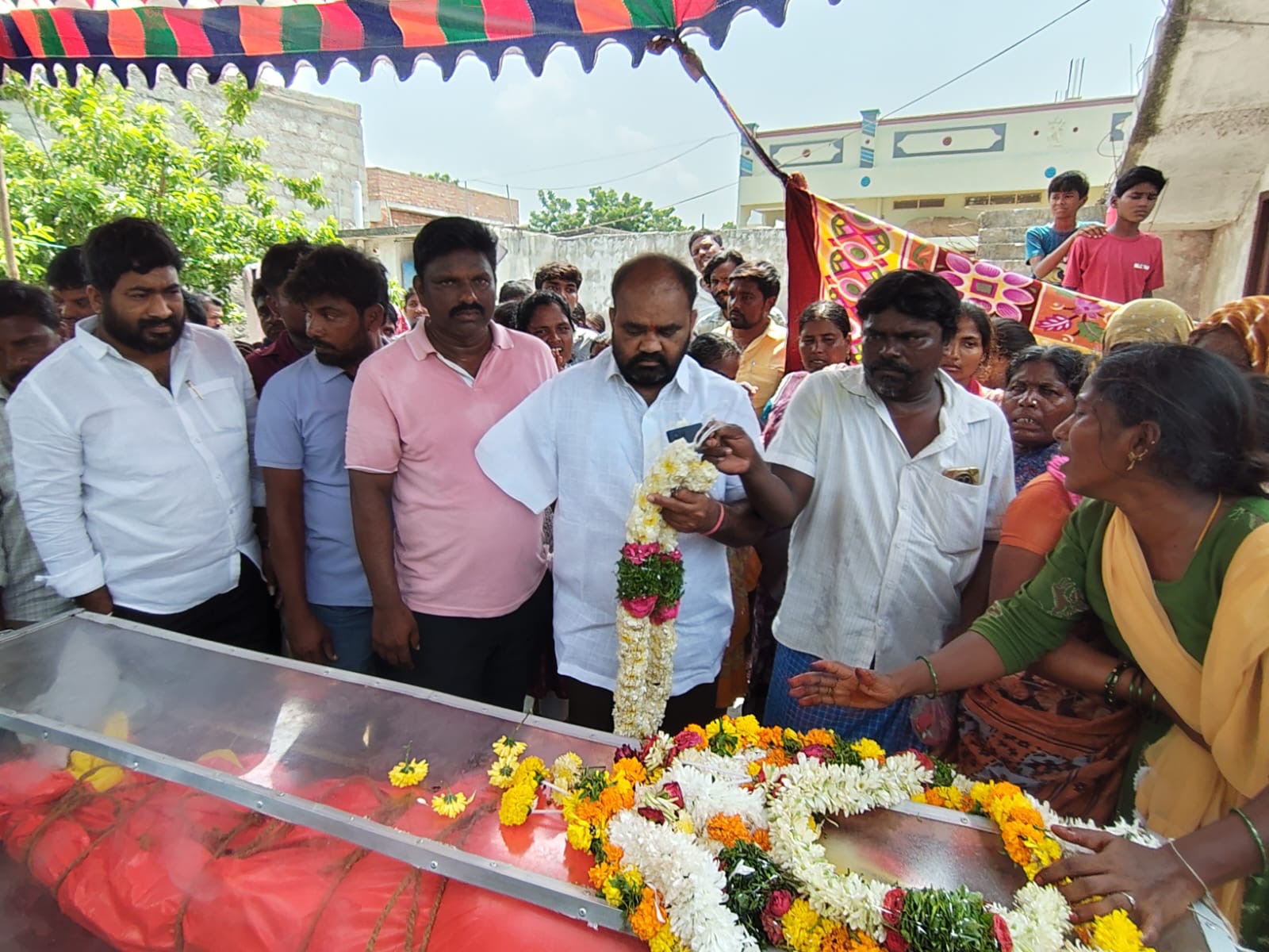 మృతదేహానికి నివాళులర్పించి ఆర్థిక సాయం అందించిన మాజీ ఎమ్మెల్యే కంచర్ల భూపాల్ రెడ్డి