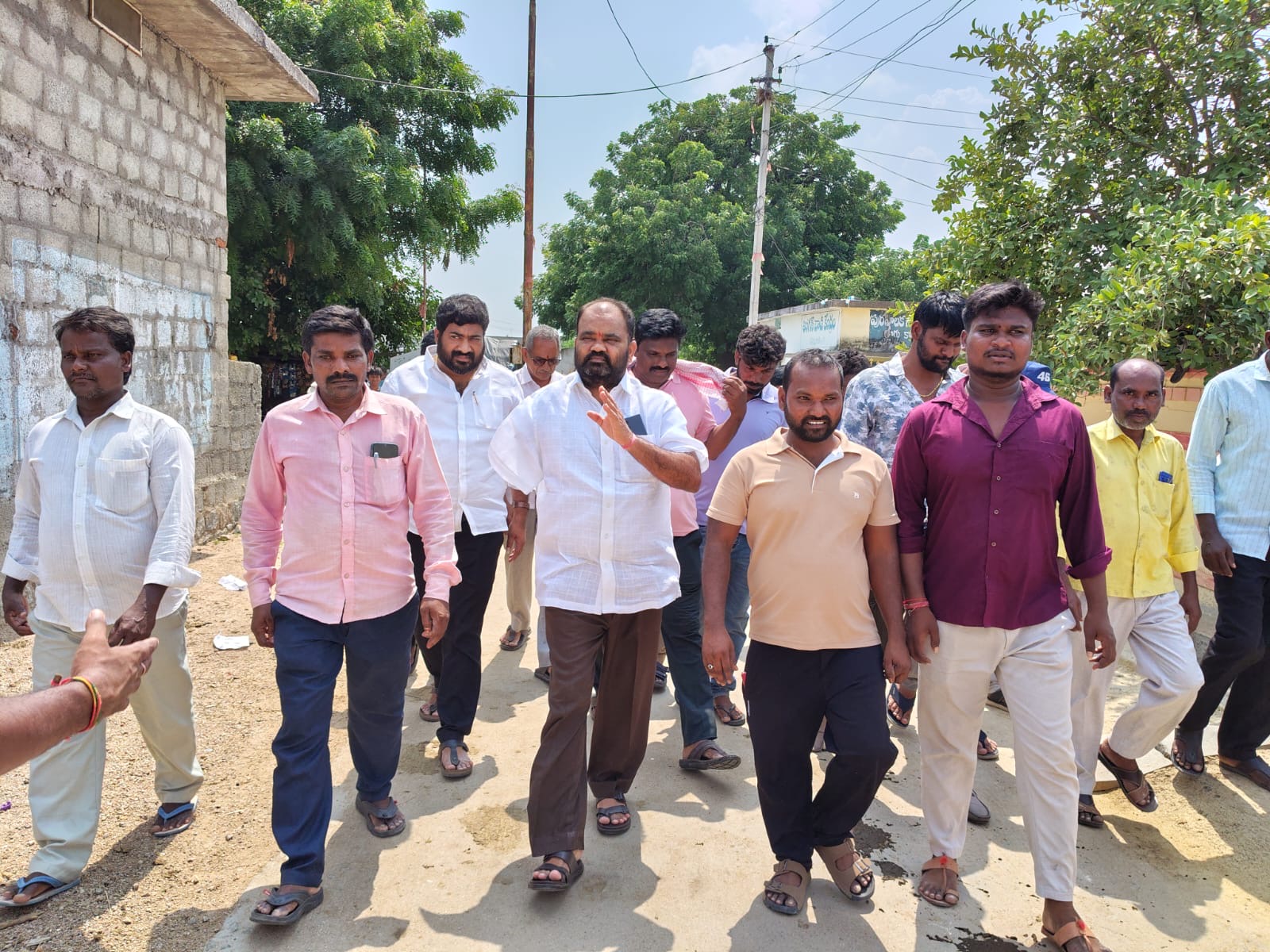 మృతదేహానికి నివాళులర్పించి ఆర్థిక సాయం అందించిన మాజీ ఎమ్మెల్యే కంచర్ల భూపాల్ రెడ్డి - Additional Image