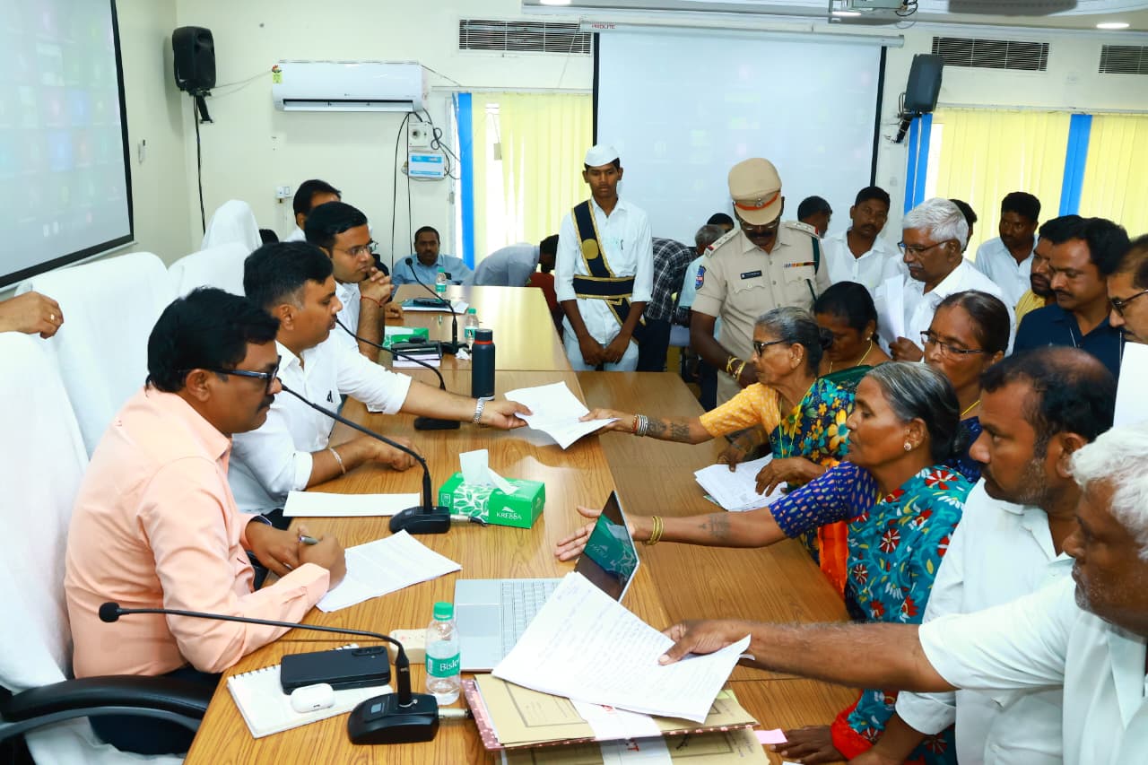 ప్రజావాణి ఫిర్యాదుల పెండెన్సీ తగ్గించాలి..  అన్ని స్థాయిల్లో ఫిర్యాదులపై ప్రత్యేక దృష్టి పెట్టి..  త్వరితగతిన పరిష్కరించాలి జిల్లా కలెక్టర్ బి. చంద్రశేఖర్..