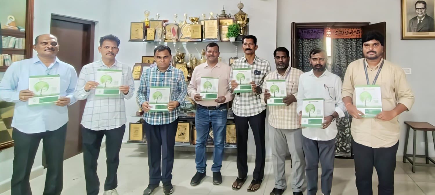 పాత కాగితాలతో కొత్త నోట్‌బుక్స్‌.. పర్యావరణ పరిరక్షణకు నాగార్జున కళాశాల వినూత్న అడుగు  రీసైక్లింగ్‌తో నూతన నోట్‌బుక్‌ల తయారీ.. విద్యార్థుల్లో పునర్వినియోగంపై అవగాహనకు ప్రాధాన్యం