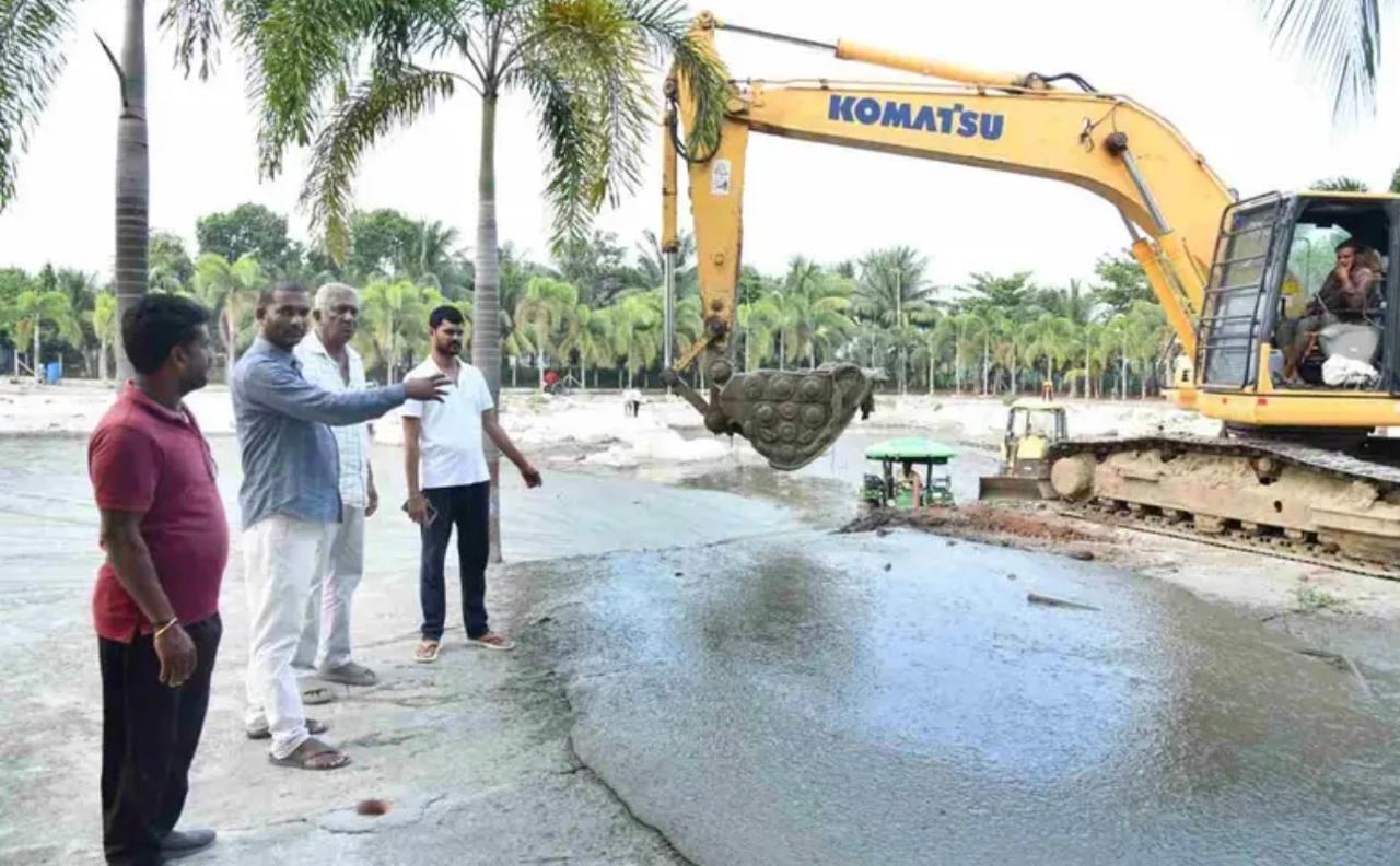 ఛాయాసోమేశ్వరాలయ కోనేరుకు పునరుజ్జీవం  పూడికతీత పనులకు శ్రీకారం.. కొత్త కమిటీ ఆధ్వర్యంలో పనులు ముమ్మరం