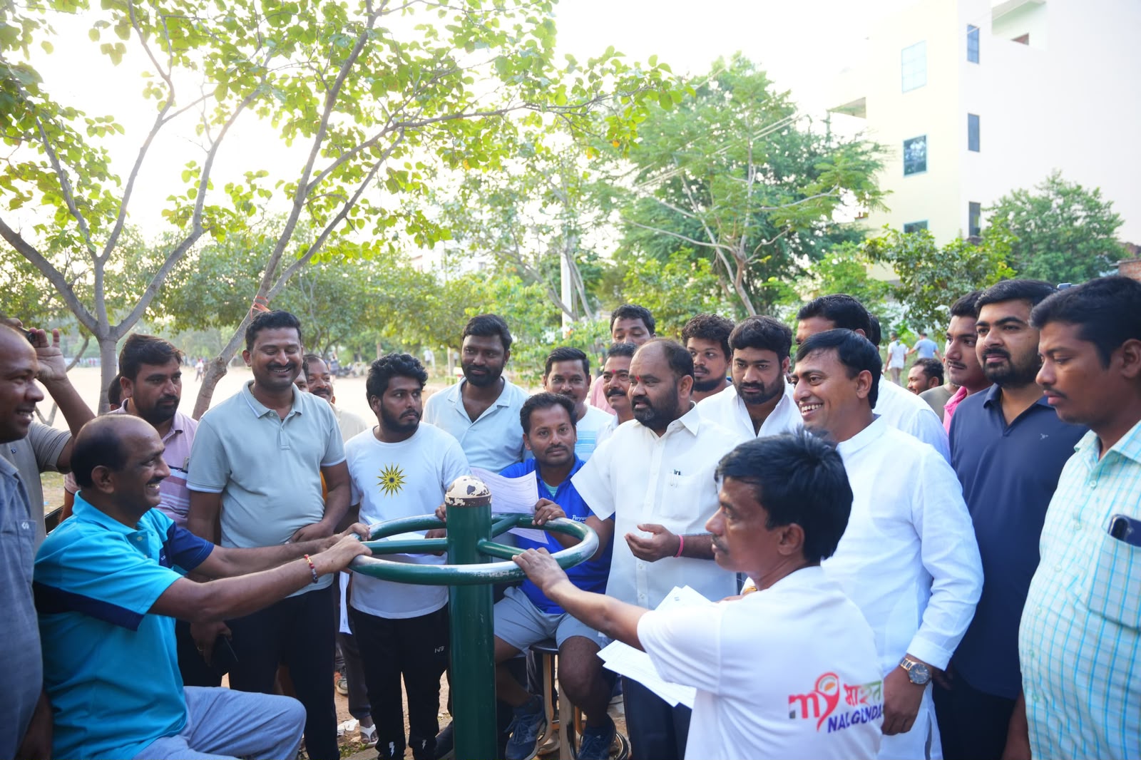 పట్టభద్రుల ఓటరు నమోదుపై బీఆర్‌ఎస్‌ ప్రత్యేక ప్రచారం  ఎన్‌జీ కళాశాల మైదానంలో వాకర్స్, కానిస్టేబుల్ అభ్యర్థులతో ఏనుగుల రాకేష్ రెడ్డి భేటీ