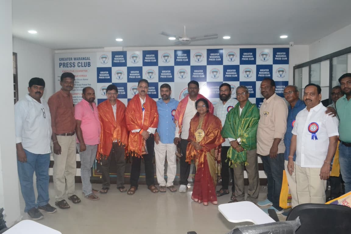సమాచార ప్రసార శాఖ అడిషనల్ డైరెక్టర్ డీఎస్ జగన్, జాయింట్ డైరెక్టర్ కన్నెకంటి వెంకటరమణ లను ఘనంగా సన్మానించిన గ్రేటర్ వరంగల్ ప్రెస్ క్లబ్ బాధ్యులు.