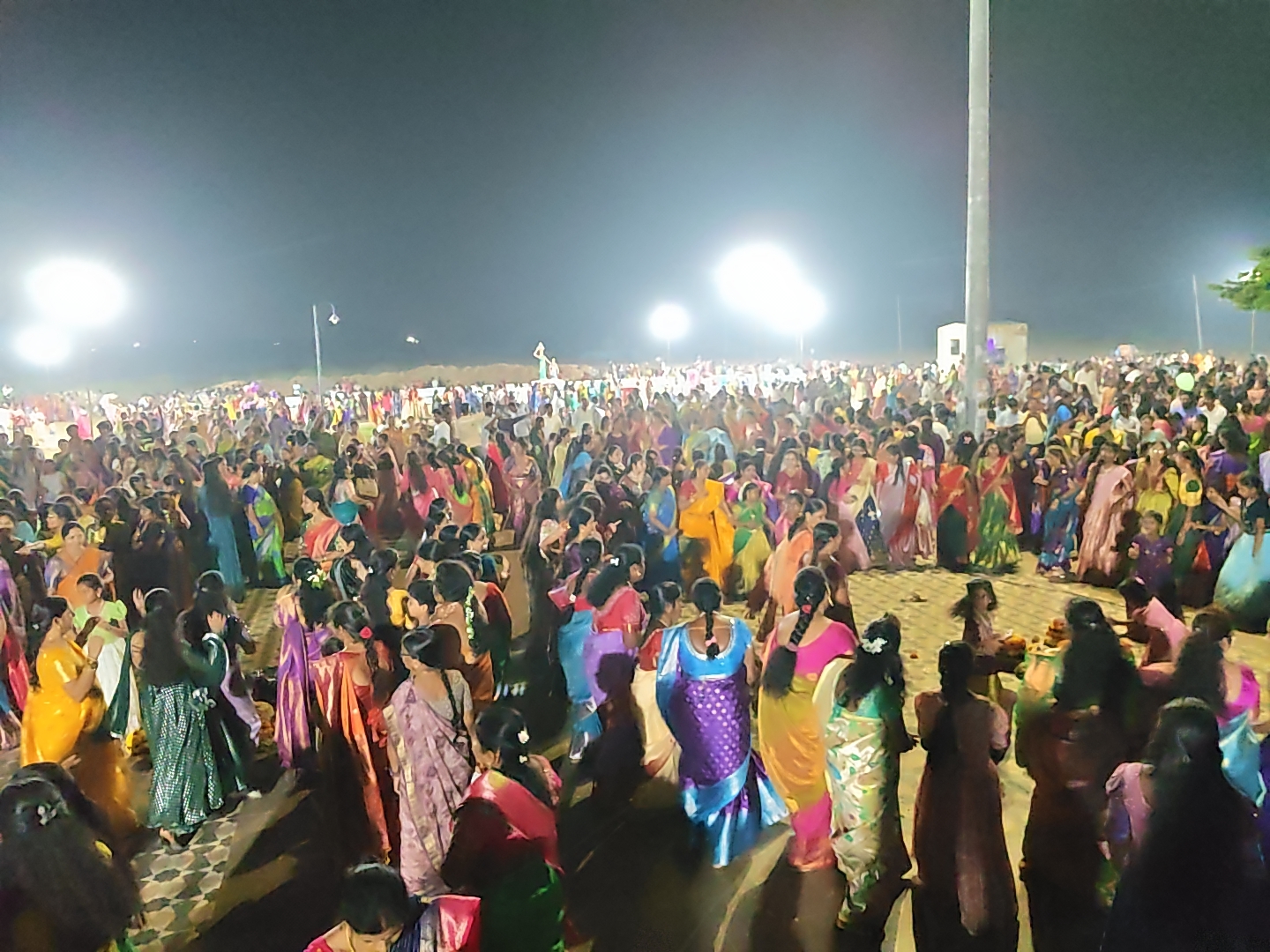 చీకటి వెలుగు న్యూస్ – సిరిసిల్ల రిపోర్టర్: సంజు  సిరిసిల్లలో ఘనంగా చిన్న బతుకమ్మ సంబరాలు.. ఏర్పాట్లపై అసంతృప్తి!  రాజన్న సిరిసిల్ల జిల్లా కేంద్రంలో చిన్న బతుకమ్మ సంబరాలు ఘనంగా జరిగాయి. మహిళలు సంప్రదాయ దుస్తులు ధరించి, రంగురంగుల పూలతో బతుకమ్మలను పేర్చి ఉత్