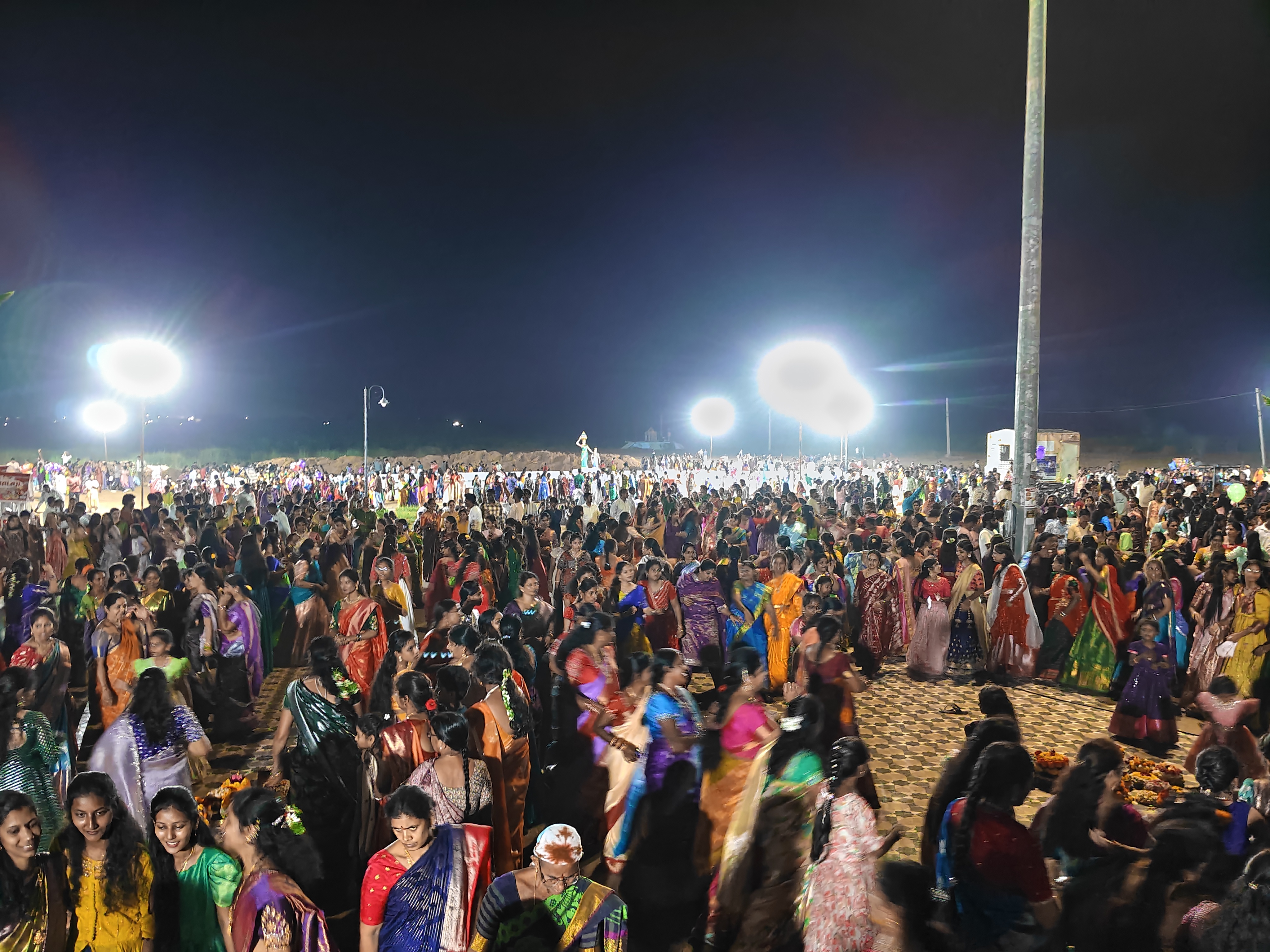 చీకటి వెలుగు న్యూస్ – సిరిసిల్ల రిపోర్టర్: సంజు  సిరిసిల్లలో ఘనంగా చిన్న బతుకమ్మ సంబరాలు.. ఏర్పాట్లపై అసంతృప్తి!  రాజన్న సిరిసిల్ల జిల్లా కేంద్రంలో చిన్న బతుకమ్మ సంబరాలు ఘనంగా జరిగాయి. మహిళలు సంప్రదాయ దుస్తులు ధరించి, రంగురంగుల పూలతో బతుకమ్మలను పేర్చి ఉత్ - Additional Image