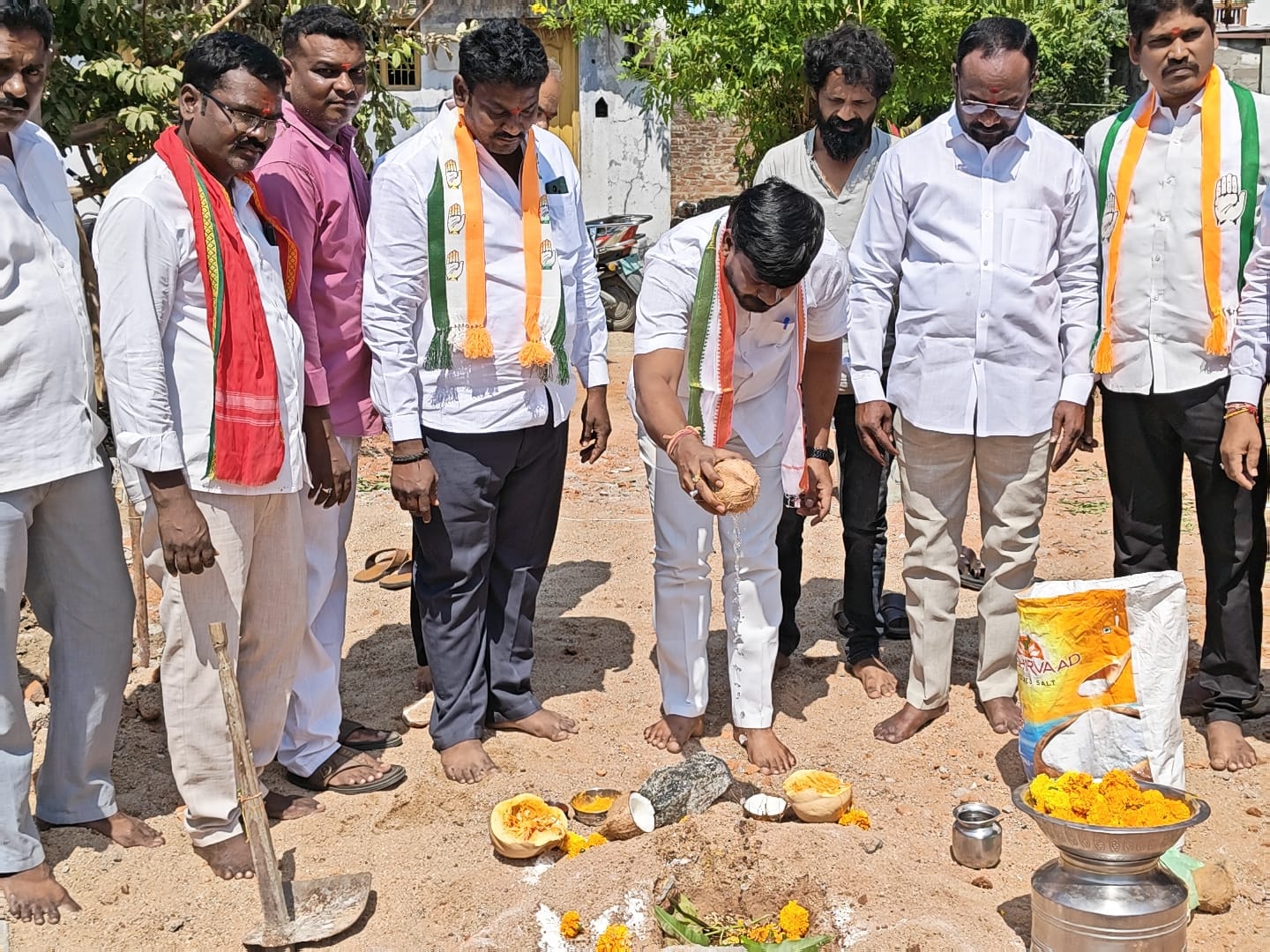 ఇందిరమ్మ ఇల్లు భూమి పూజ పాల్గొన్న లో సిరిసిల్ల పట్టణ కాంగ్రెస్ అధ్యక్షులు సూర దేవరాజు - Additional Image