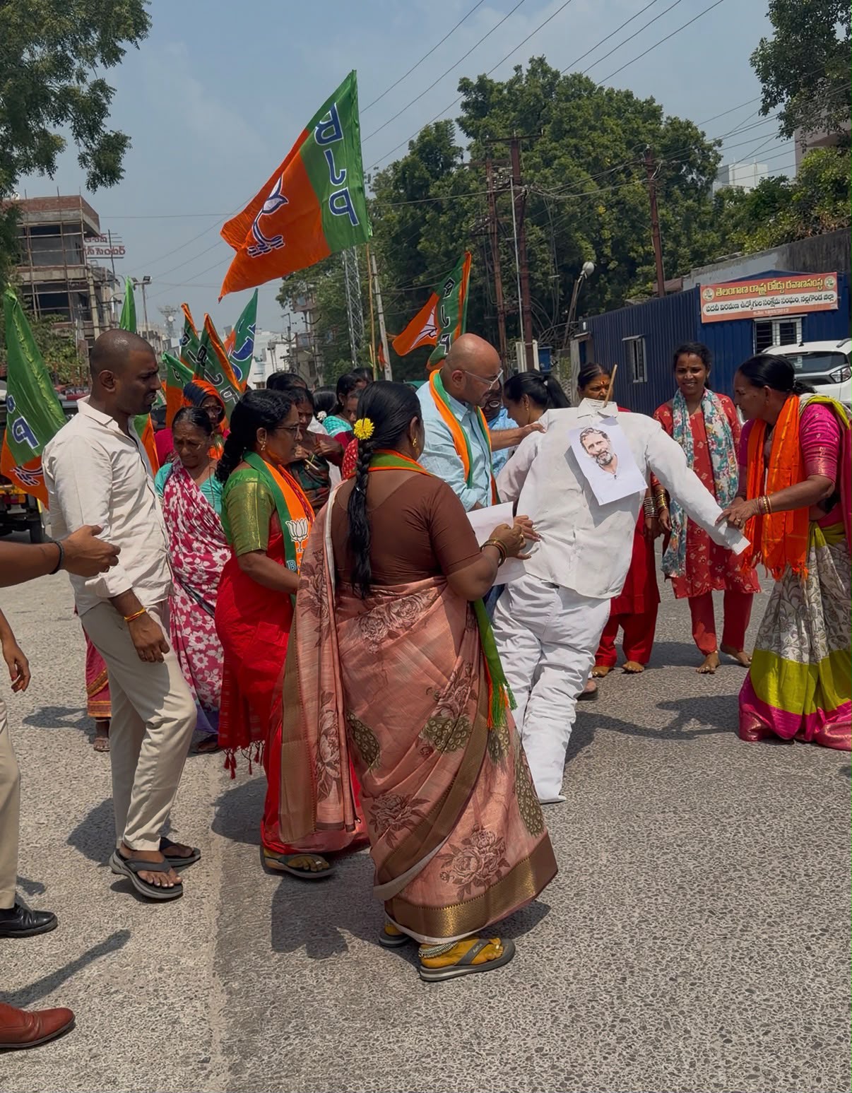 మహిళలకు న్యాయం చేయాలి — నల్గొండలో రాహుల్ గాంధీ దిష్టిబొమ్మ దహనం